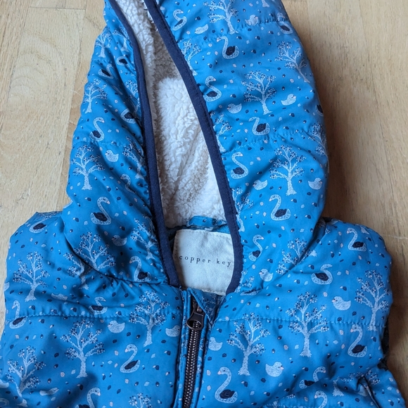 Copper Key girl's hooded puffer vest with swan print - Picture 8 of 14